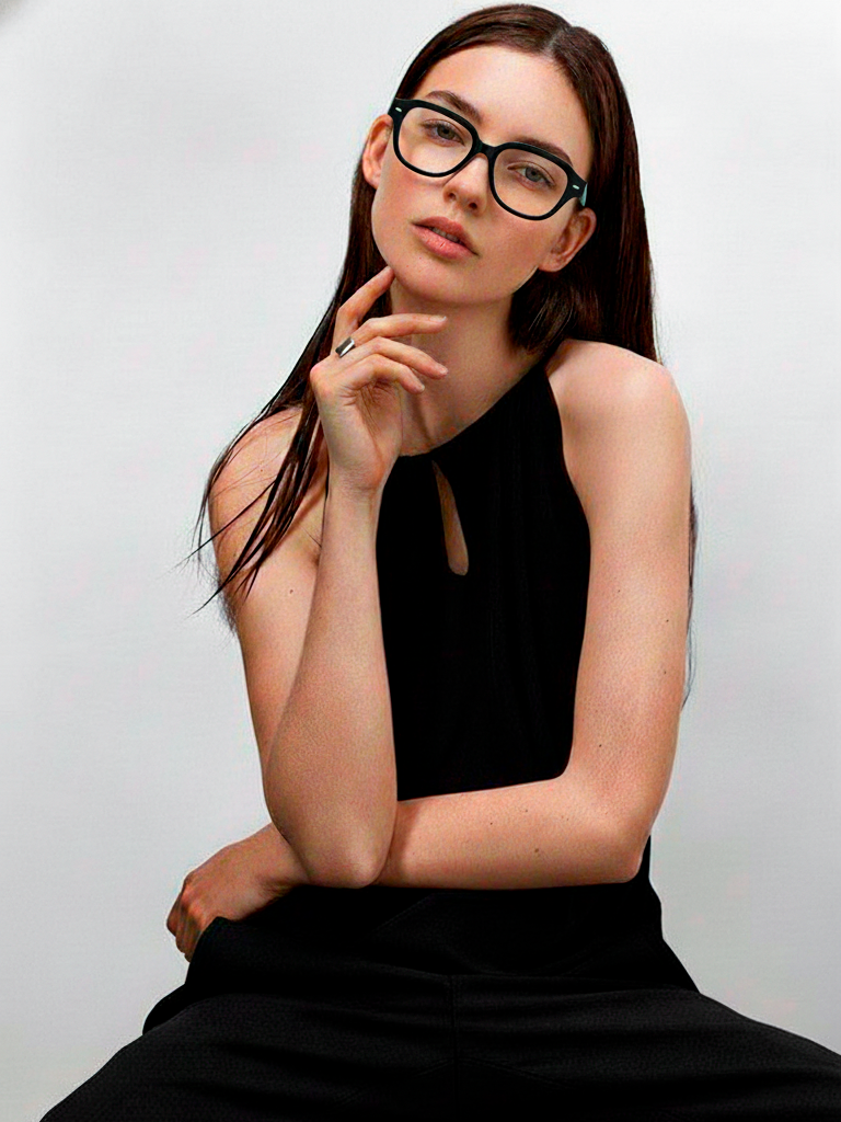 Modelo con gafas de pasta negras Kayros modelo Nayara en BLACK FRIDAY
