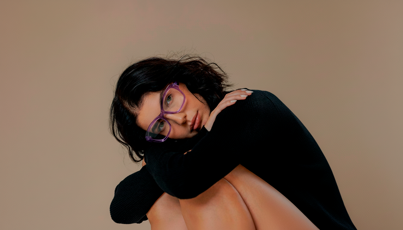 Modelo con gafas de pasta violeta Kayros modelo Freya en BLACK FRIDAY