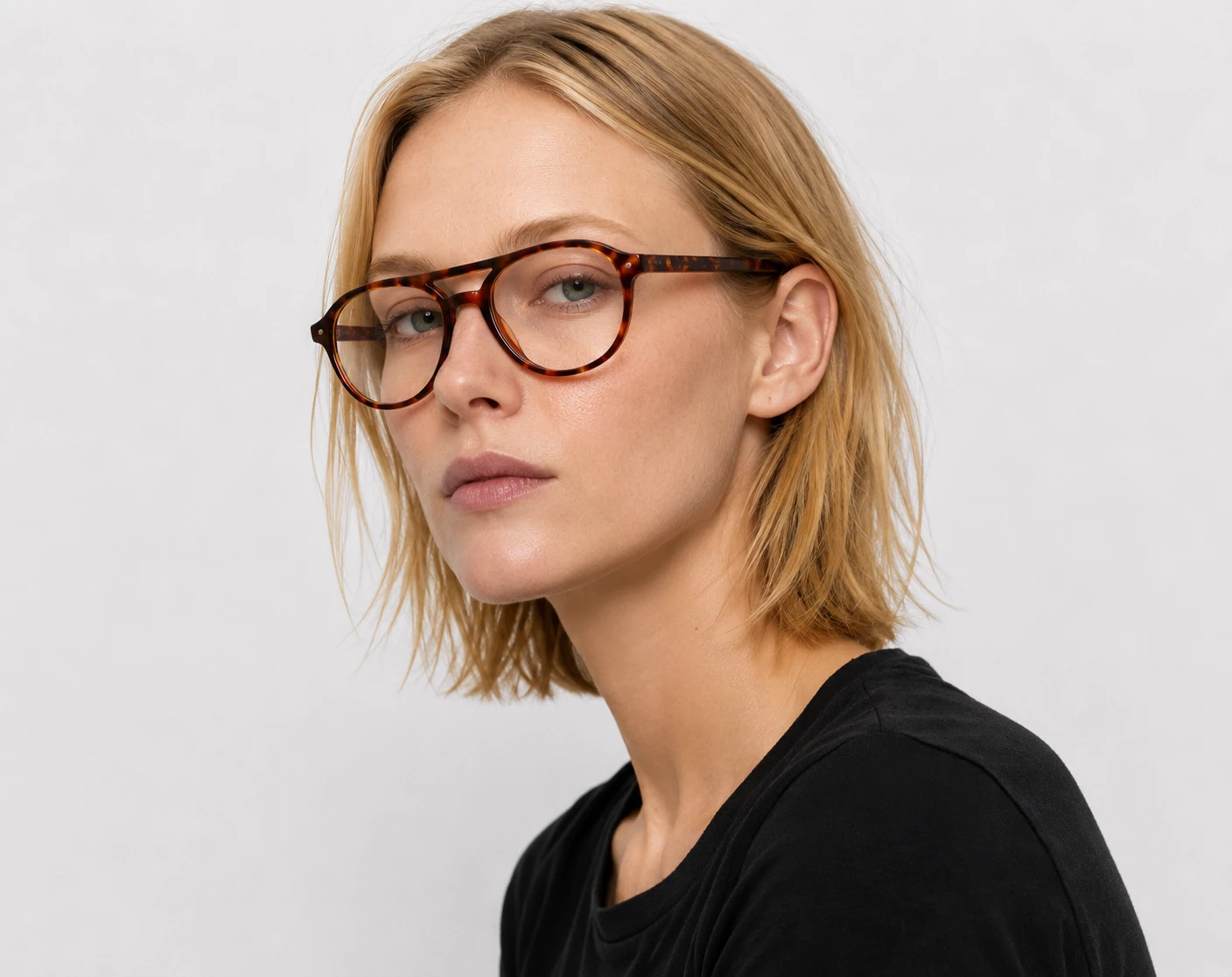 Modelo con gafas graduadas Kamala Valen en carey
